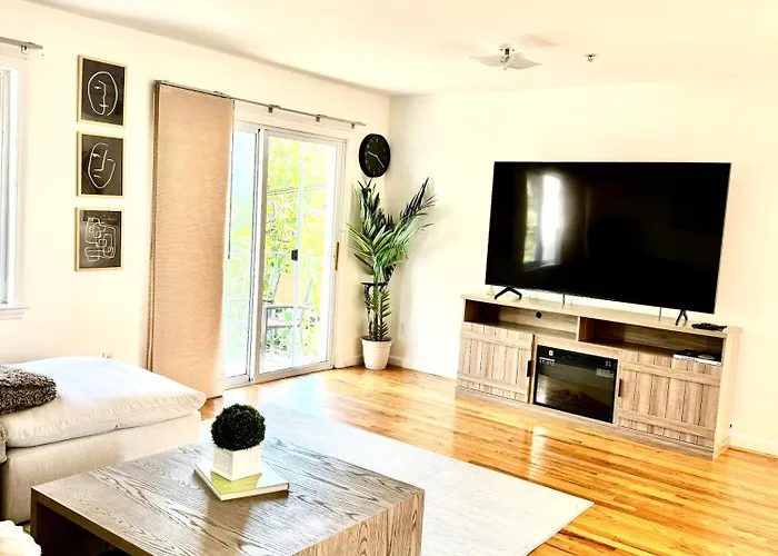 Stylish Evergreen Apartment By Newark Airport