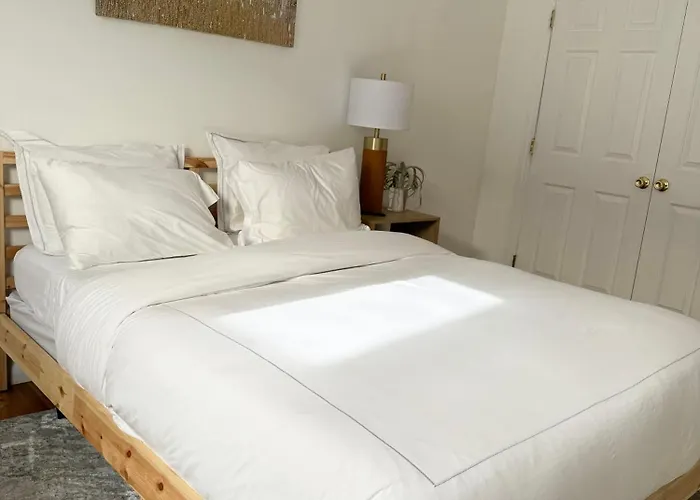 Stylish Evergreen Apartment By Newark Airport